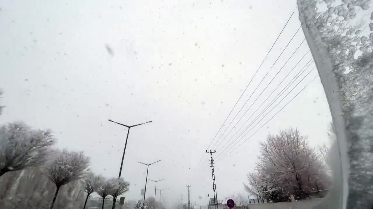 从汽车上看冬季的城市交通视频素材