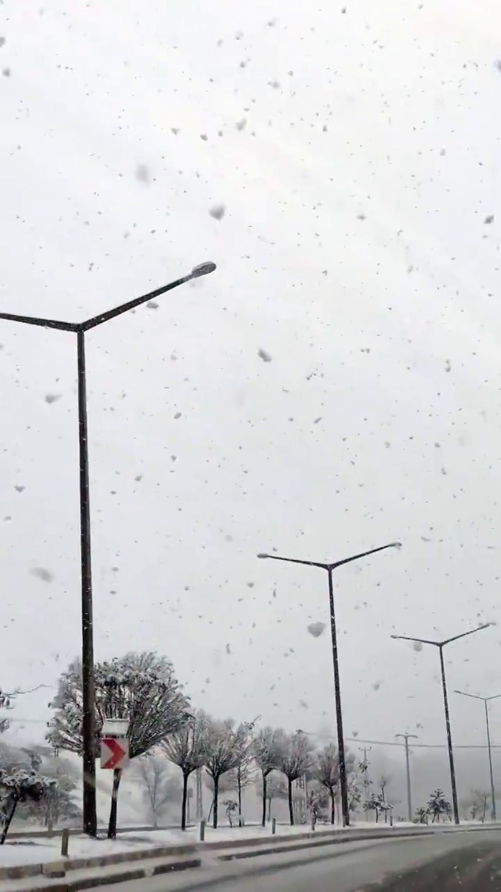 从汽车上看冬季的城市交通视频素材