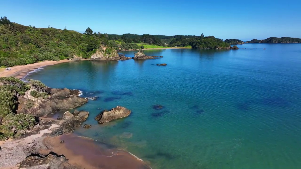 鸟瞰新西兰的海岸线视频素材