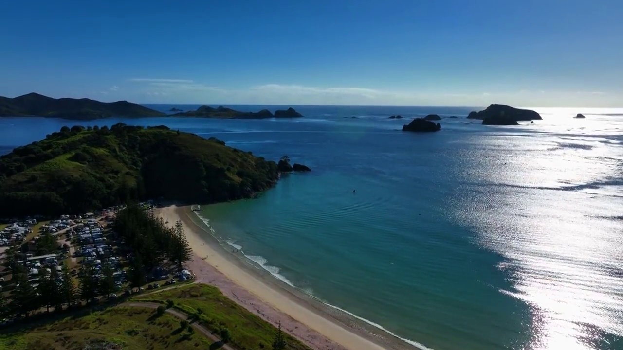 鸟瞰新西兰的海岸线视频素材