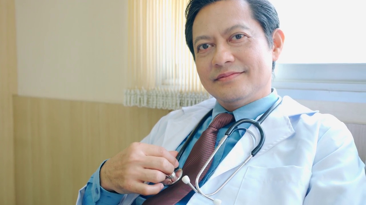 自信成熟的医生在医院的肖像。视频素材