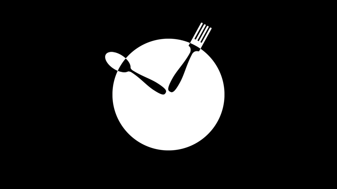 时间吃。一个带钟的盘子。白色盘子，勺子和叉子作为手表的指针。可循环的图形元素在黑色背景视频下载