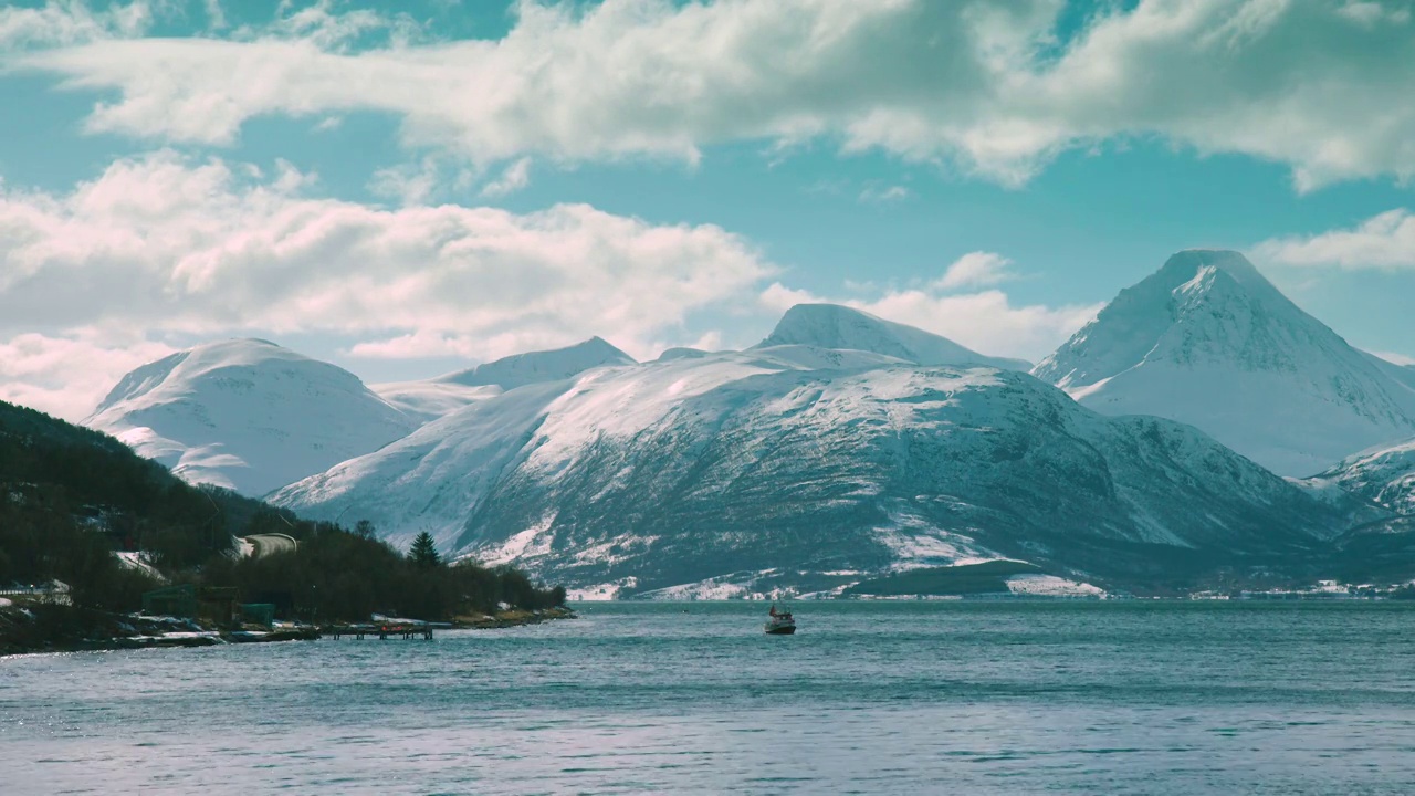 一艘船在林根峡湾上的惊人照片，后面是山脉。挪威视频购买