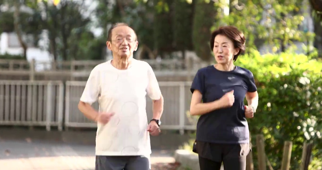 一对老夫妇互相鼓励对方去公园跑步视频素材