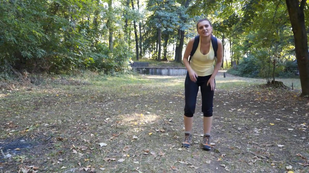 在森林里散步后休息的年轻女子视频下载