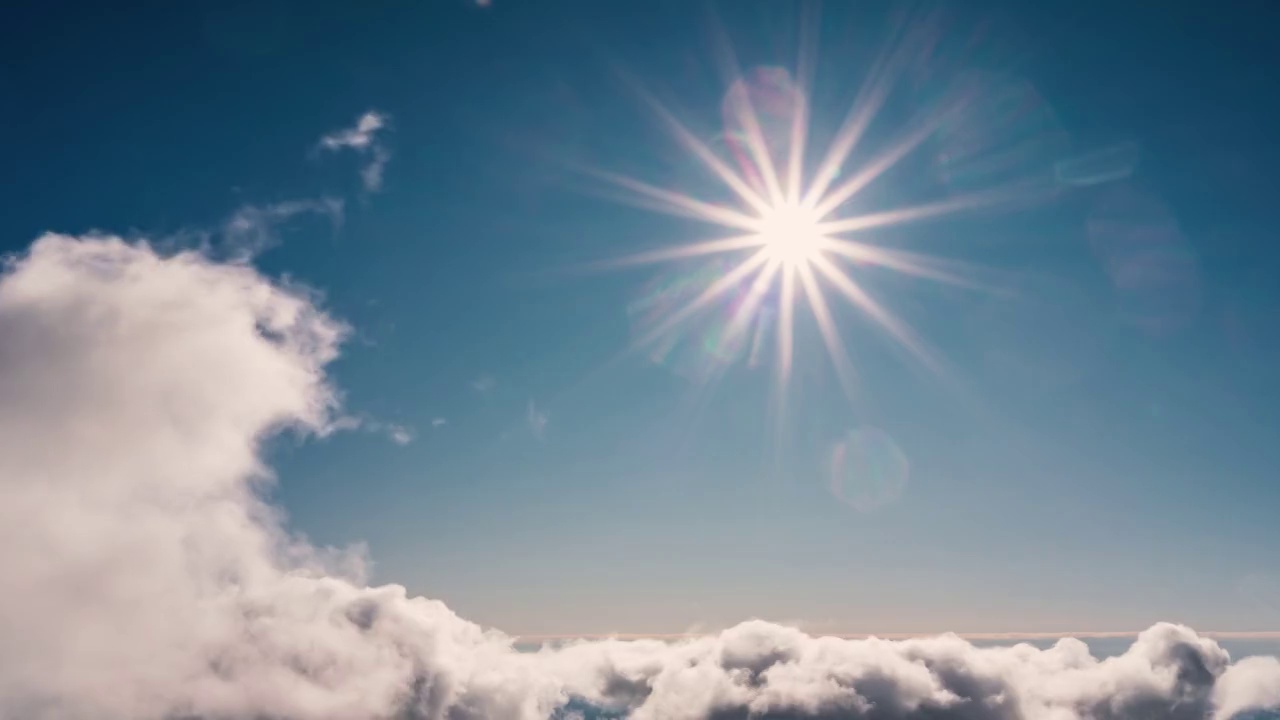 云彩揭示蓝色的天空和太阳在美丽的夏日自然天堂背景时间流逝视频下载