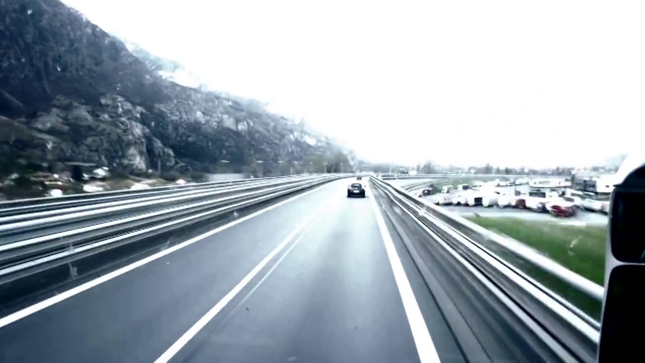 时光飞逝，汽车在山间高速公路上飞驰视频下载