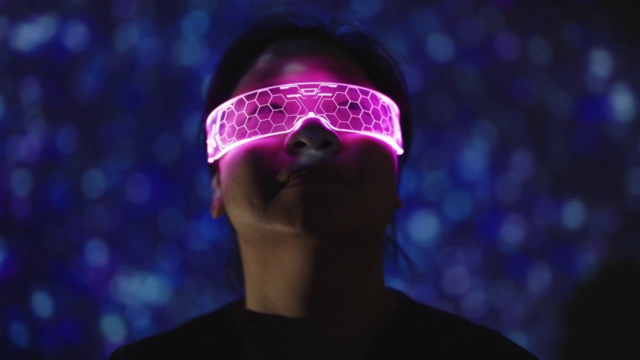 女商人戴着3d眼镜在网络背景下视频素材