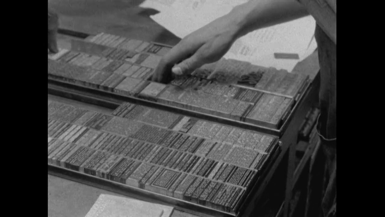 印刷工人在印刷厂的框架内安排金属活字;1961视频素材