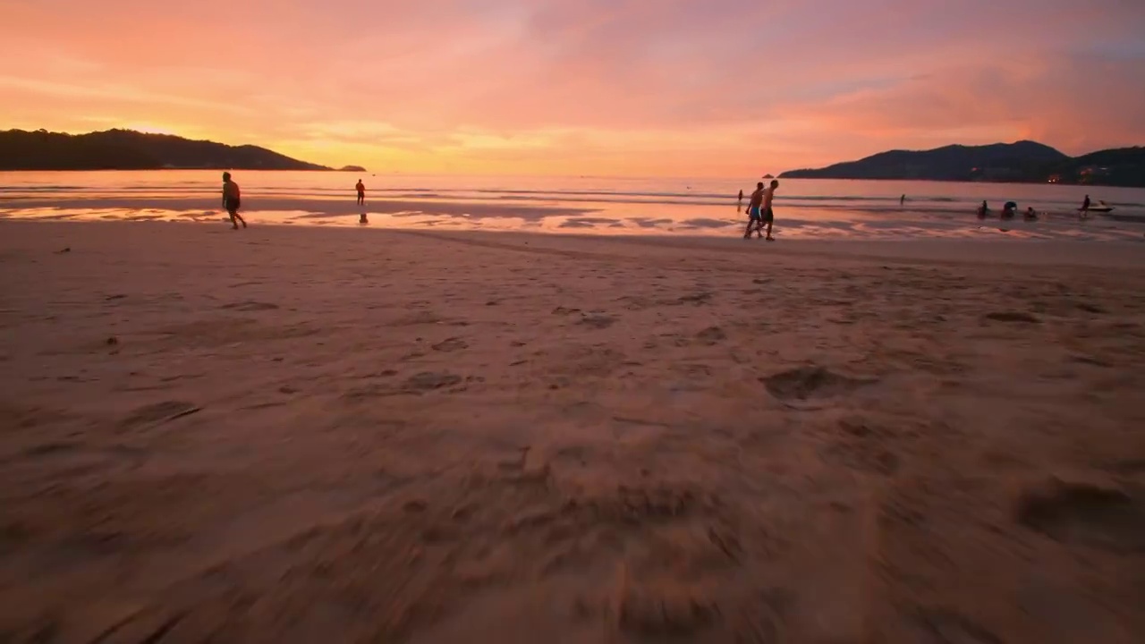 泰国普吉岛。美丽的热带海滩和日落的天空。美丽的普吉岛海滩是安达曼海著名的避暑胜地。视频素材