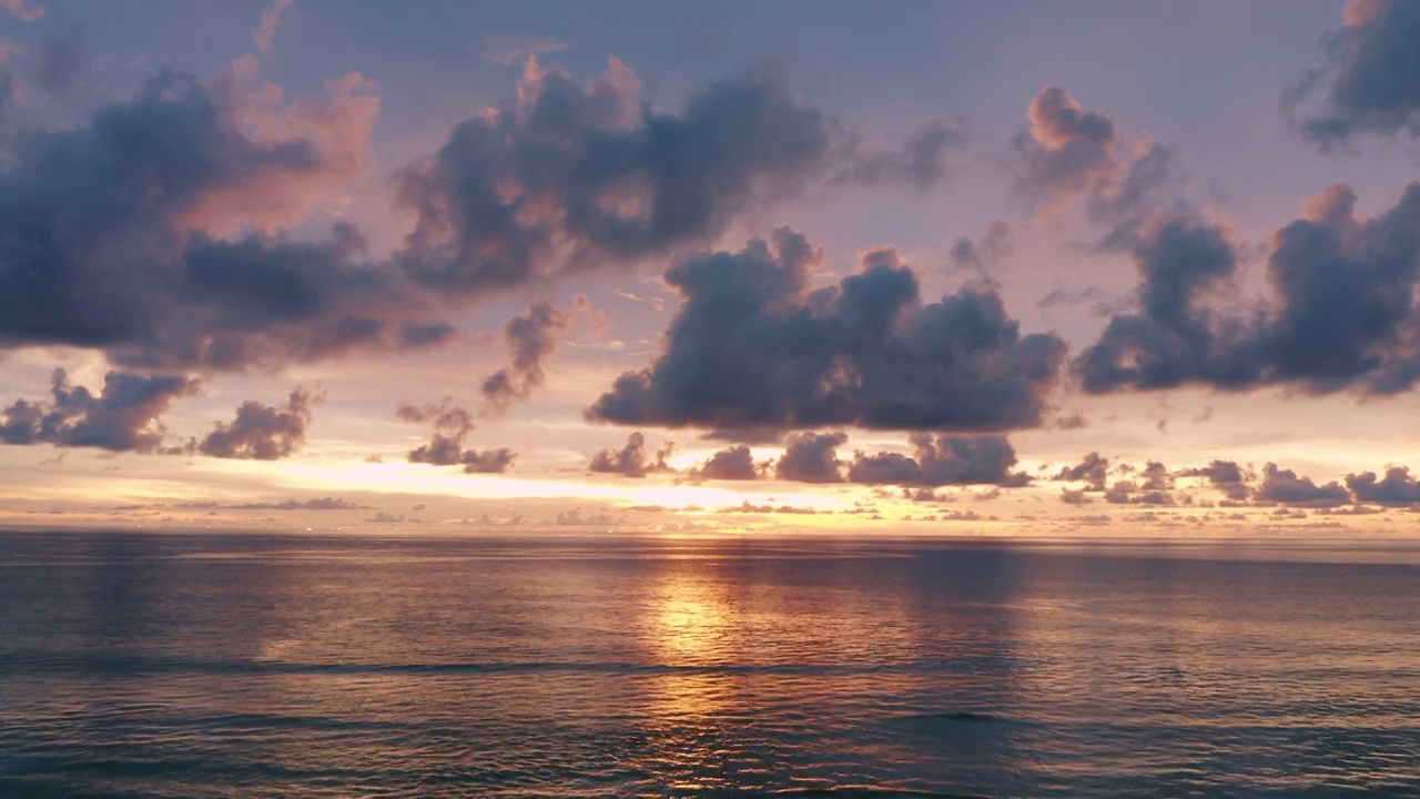 泰国普吉岛。美丽的热带海滩和日落的天空。美丽的普吉岛海滩是安达曼海著名的避暑胜地。视频素材