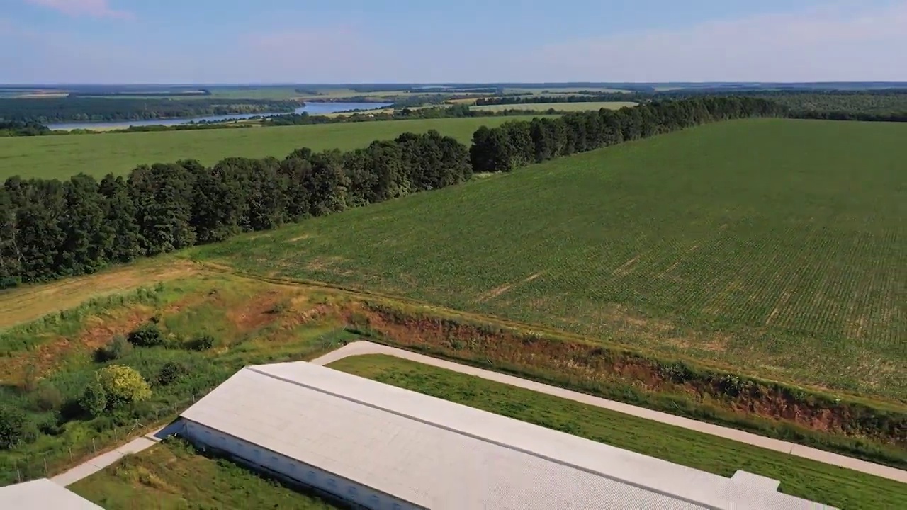 巨大的农场坐落在田野里。无人机拍摄的现代农场与自然的背景。视频素材