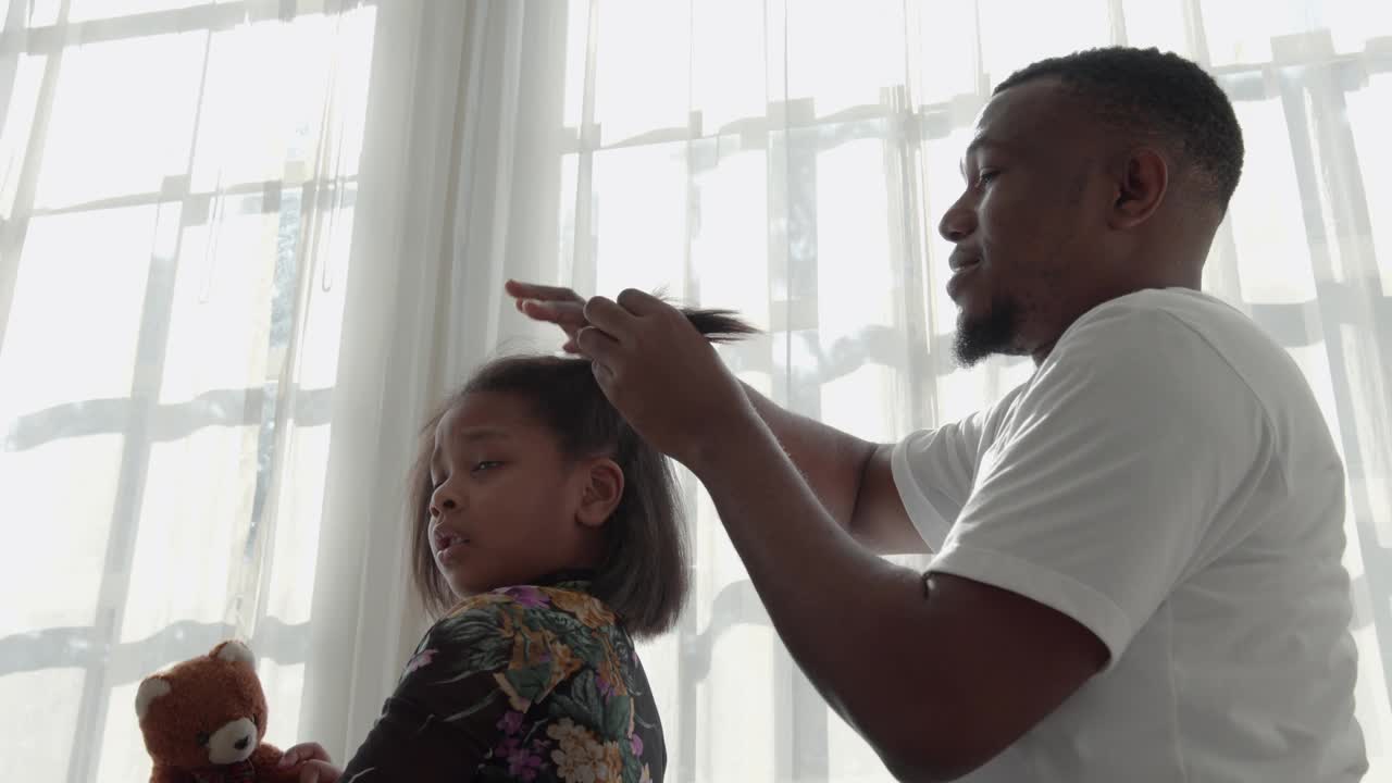 非裔美国的父亲用梳子给女儿梳头视频下载