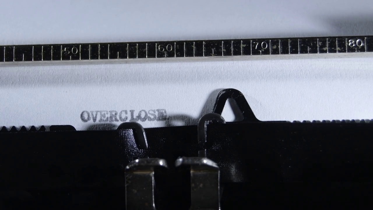 用旧的手动打字机近距离打字视频素材