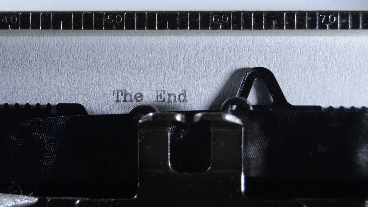 用旧的手动打字机打出结尾视频素材