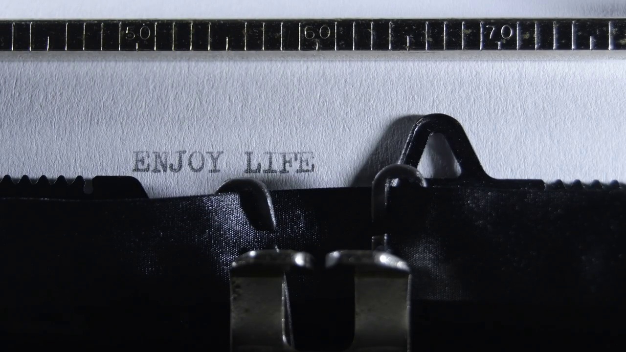 用老式手动打字机享受生活吧视频素材