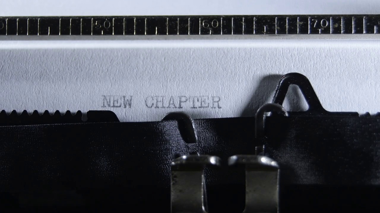 用旧的手动打字机打《新篇章》视频素材