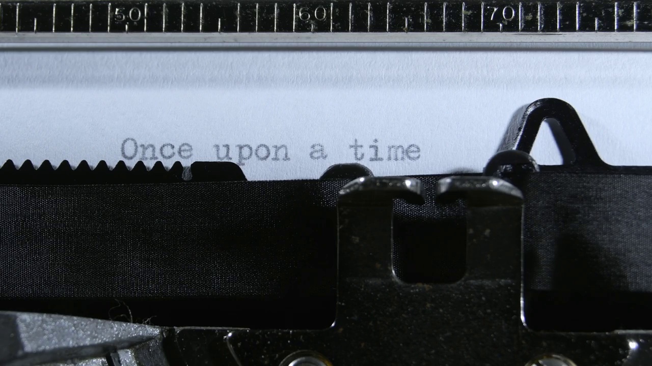 很久以前，用一台旧的手动打字机视频素材