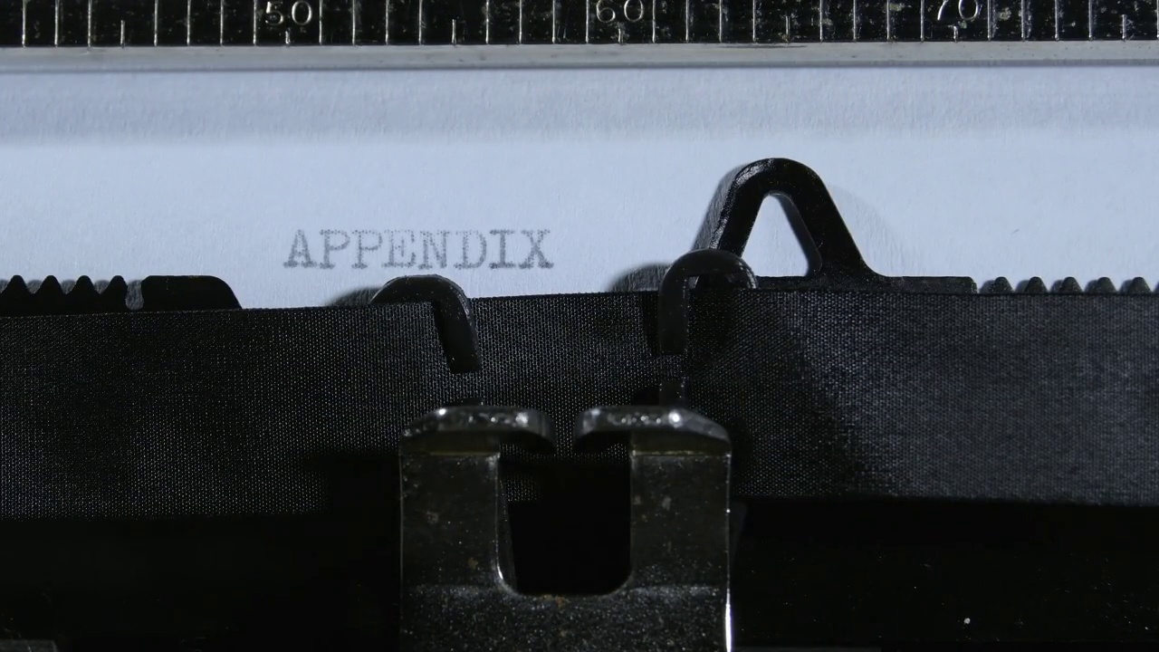用旧的手动打字机打出“附录”这个词视频素材
