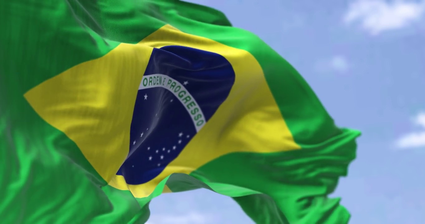 在一个晴朗的日子里，巴西国旗在风中飘扬视频下载