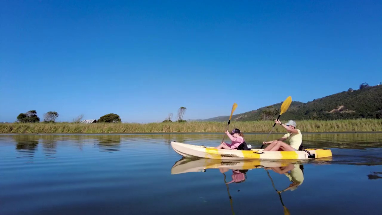 清晨，母女俩在湖上划独木舟视频素材