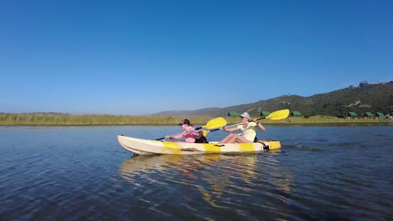 母女俩划着皮划艇视频素材