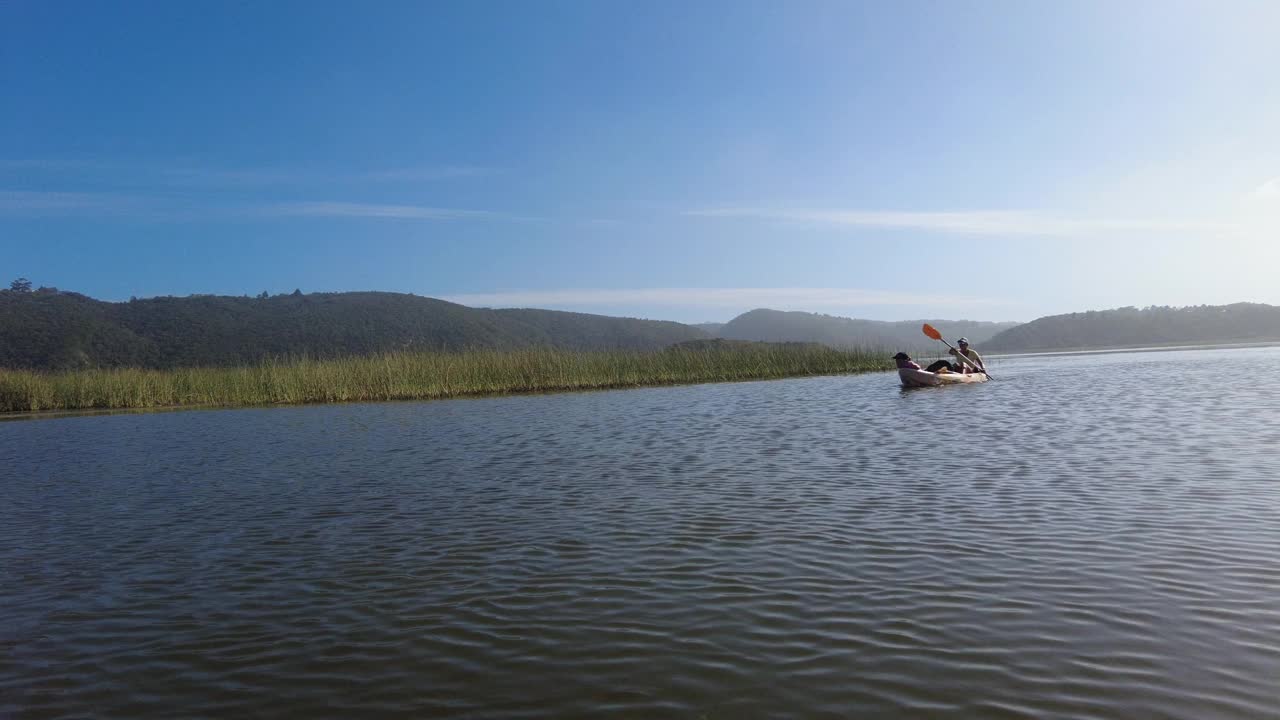 母女俩划着皮划艇视频素材