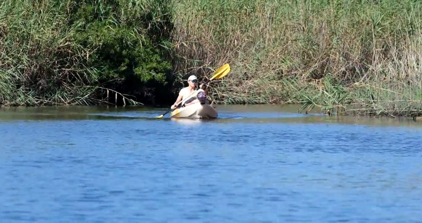 母女俩在河里划着皮艇视频素材