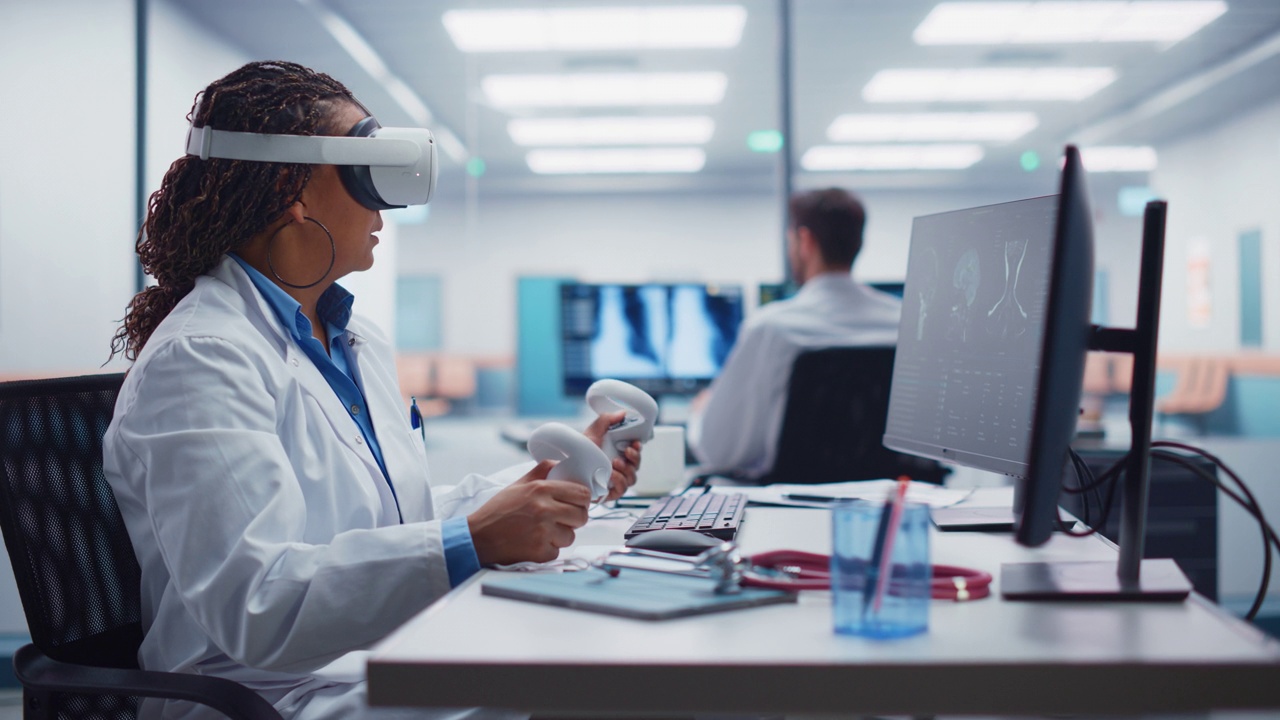 未来医学医院:黑人女性神经外科医生戴着虚拟现实耳机使用控制器远程操作病人与医疗机器人。MRI图像显示神经系统疾病的治疗视频素材