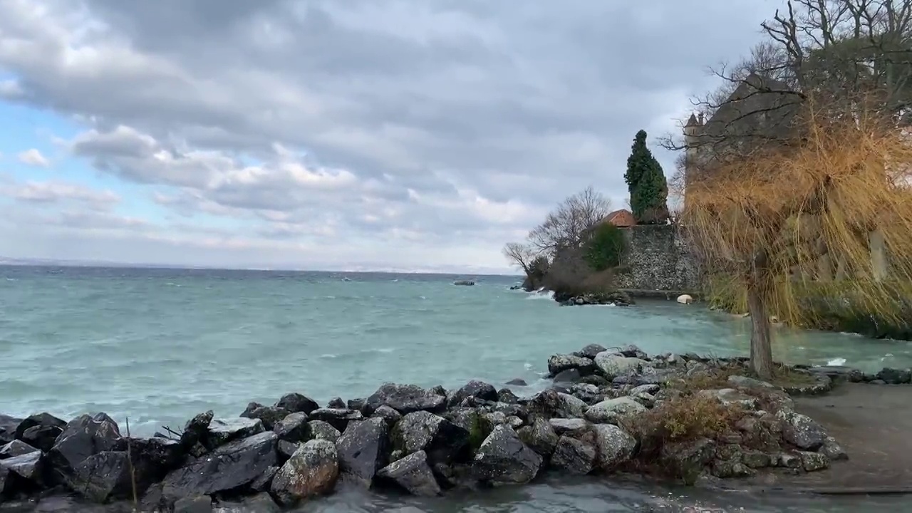 拍摄日内瓦湖冬季风浪的4K视频视频素材