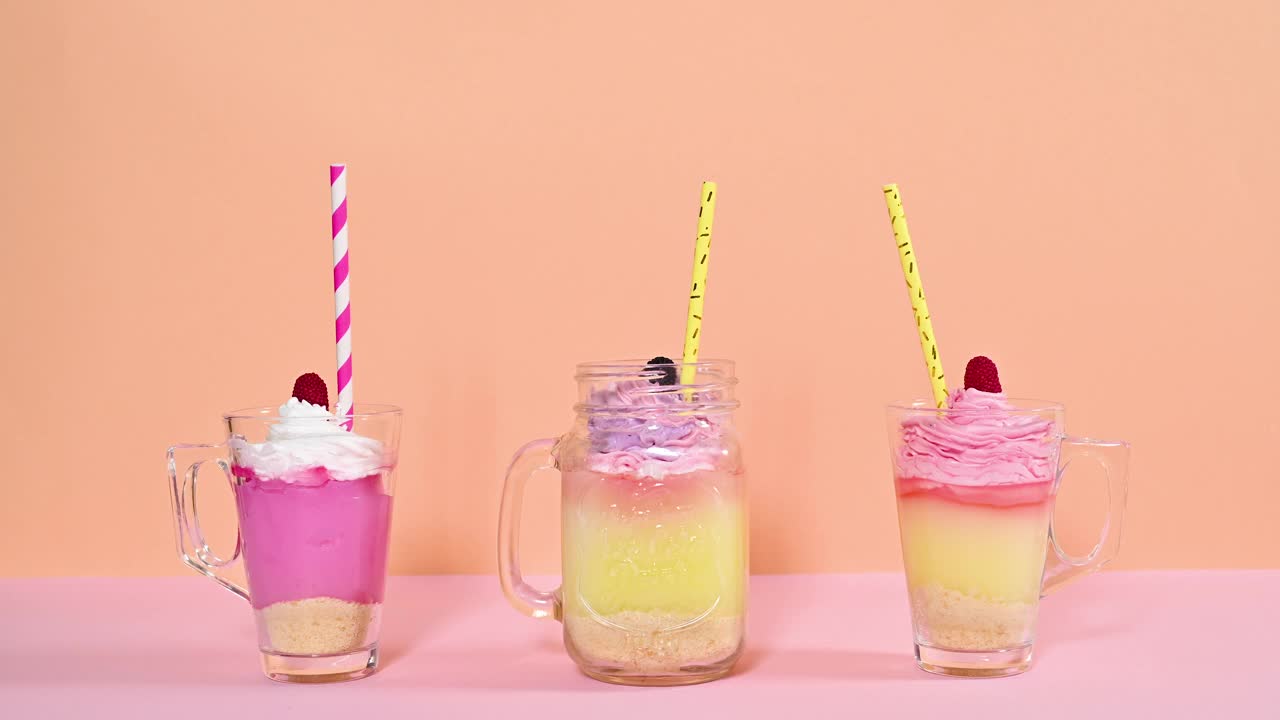 甜布丁与奶油杯更换位置在橙粉色的柔和主题。停止运动视频下载