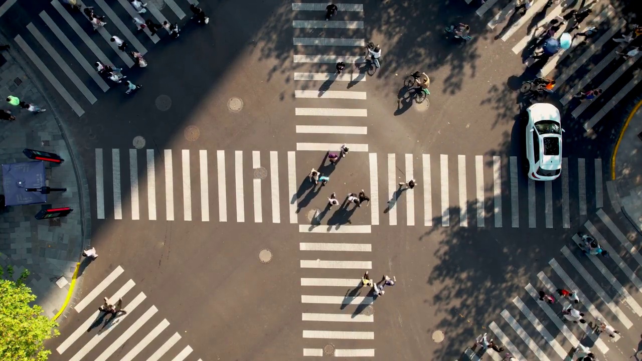 城市街道交叉口的T/L无人机视角视频素材