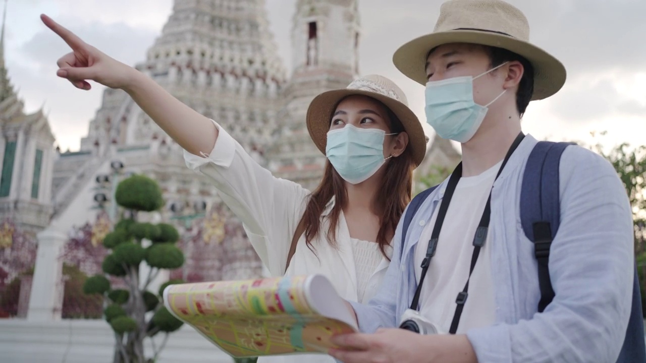 亚洲夫妇快乐的游客旅游，他们的假期和举行在泰国曼谷的阿伦寺视频素材