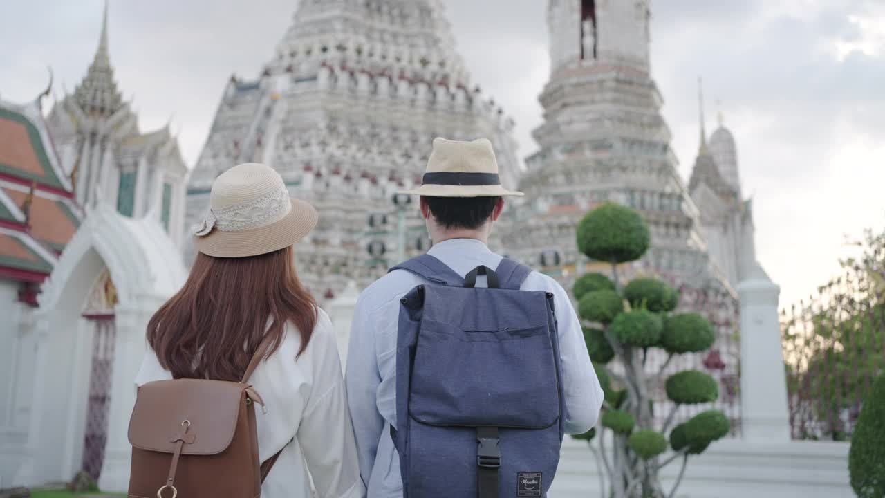 在泰国曼谷的阿伦寺，一对亚洲夫妇在假期里愉快地旅游视频素材