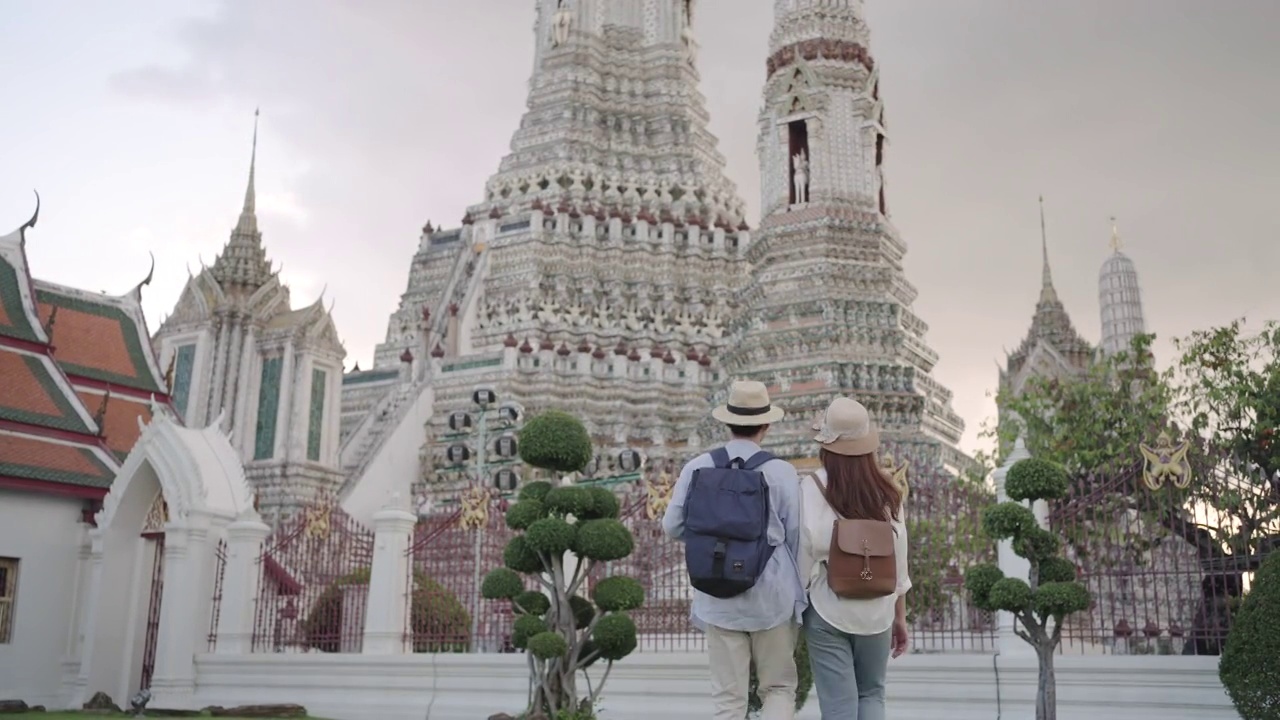 亚洲夫妇快乐的游客旅游，他们的假期和举行在泰国曼谷的阿伦寺视频素材