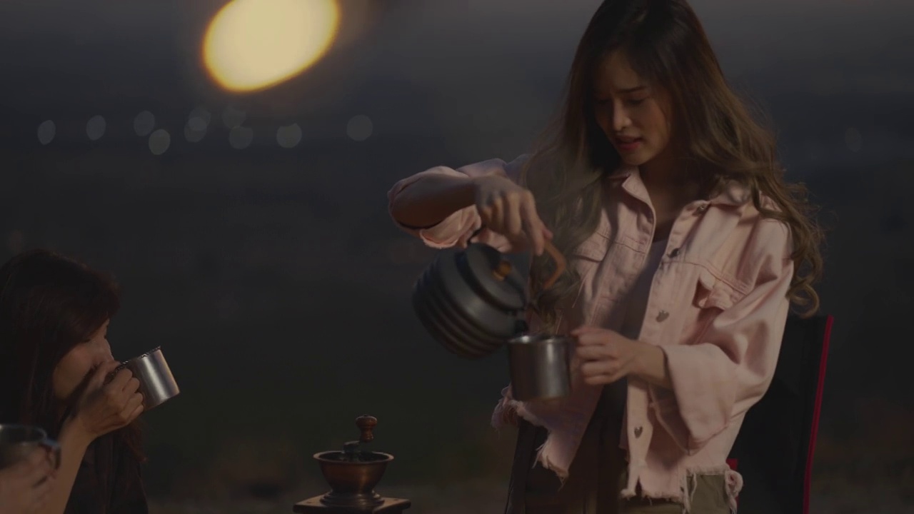 一名年輕的亞洲女子將咖啡倒入咖啡杯中視頻素材