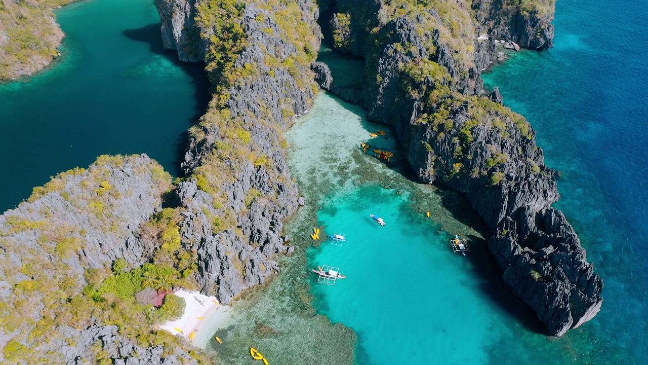 鸟瞰米尼洛克岛的大小泻湖。El-Nido,巴拉望。菲律宾。植物繁茂的石灰岩岩层和蓝色的浅海湾视频下载