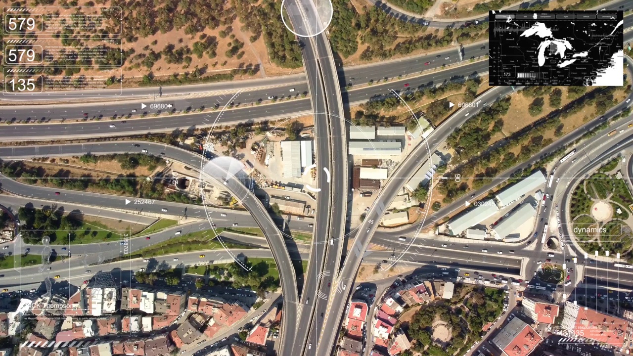 鸟瞰图:自动驾驶汽车穿过城市，超车。动画扫描可视化概念:人工智能数字化和分析前方道路视频素材