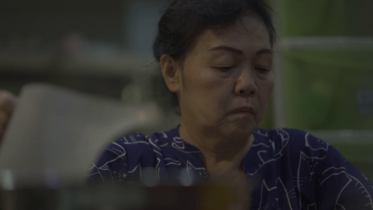亚洲资深女性灌装果汁。视频素材