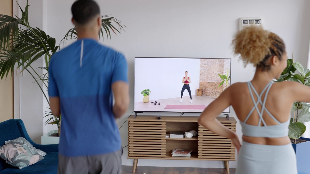 男人和女人在进行心血管锻炼视频素材