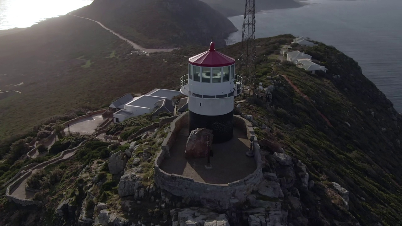 鸟瞰南非开普敦附近的好望角和旧灯塔视频下载