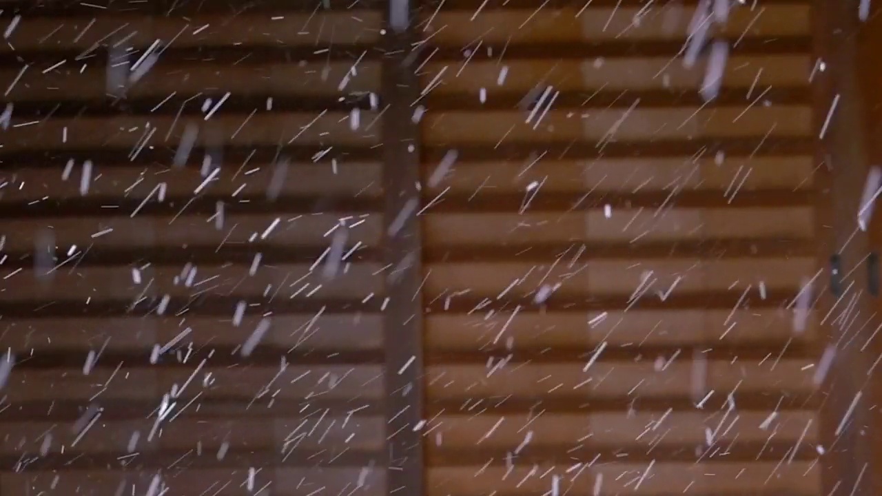 日本传统复古建筑背景下的大雪。传统日本的冬季景象，视频下载