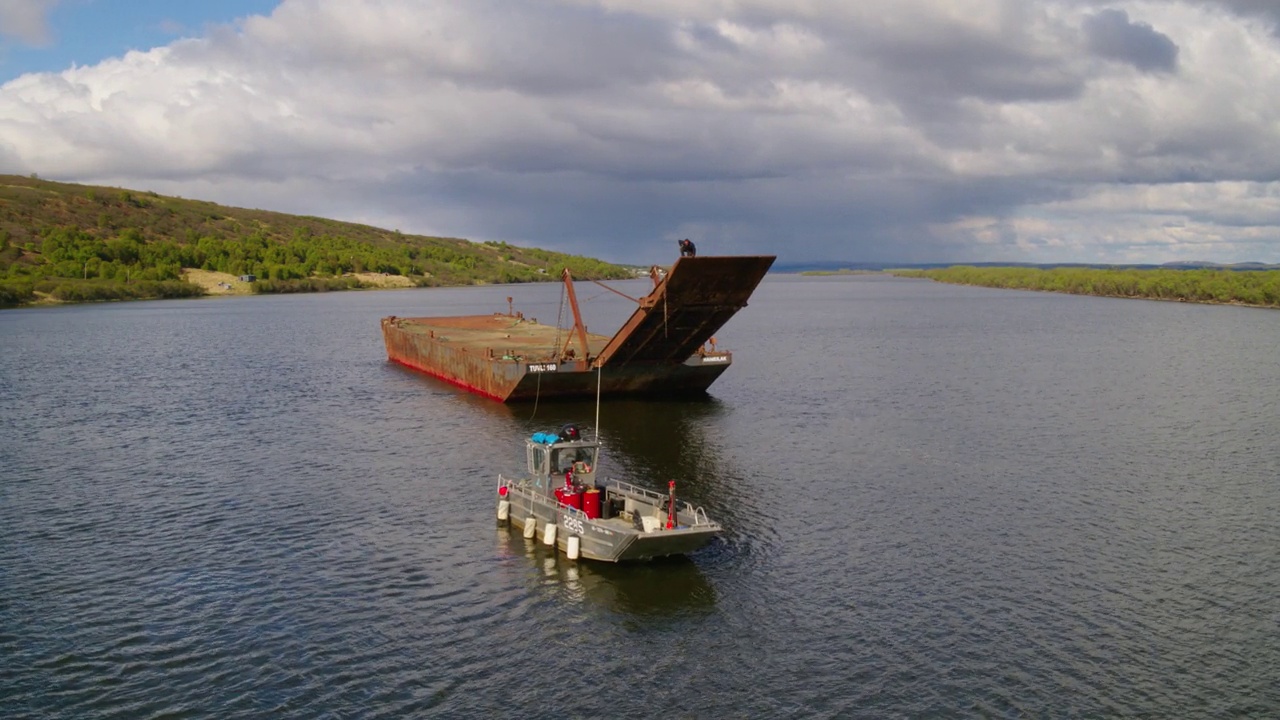 男性工程师在旧驳船上工作的航拍照片，无人机在河上飞行——阿拉斯加的圣玛丽视频下载