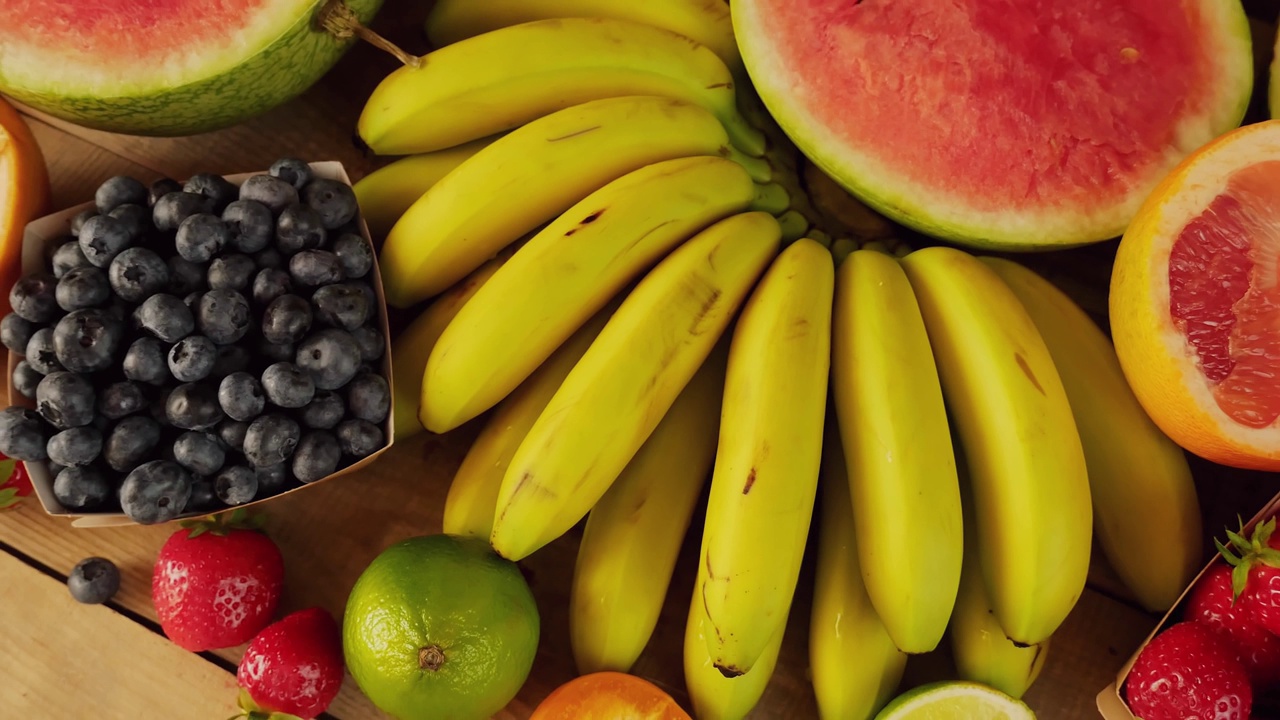 新鲜水果。各种各样的水果。西瓜,香蕉。从上面的观点视频下载