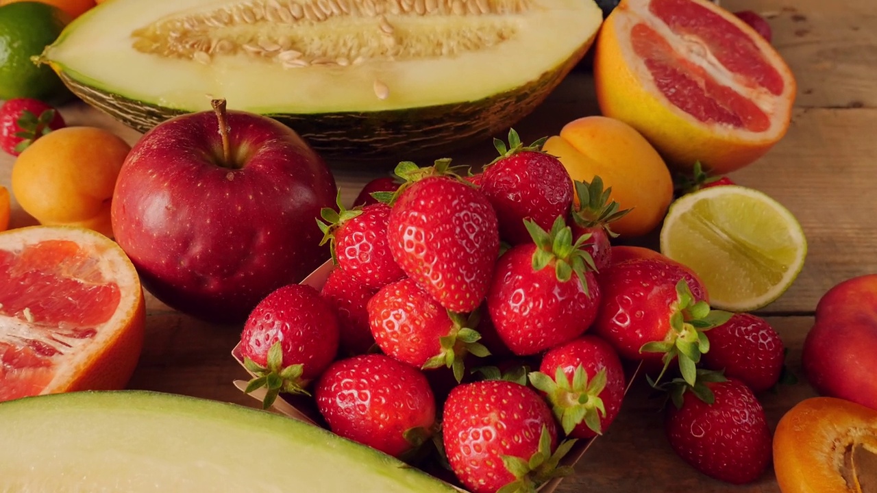 新鲜水果。各种各样的水果。视频素材