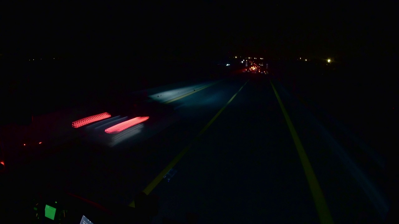 随着夜晚高速公路上行驶的汽车，时间在流逝视频下载