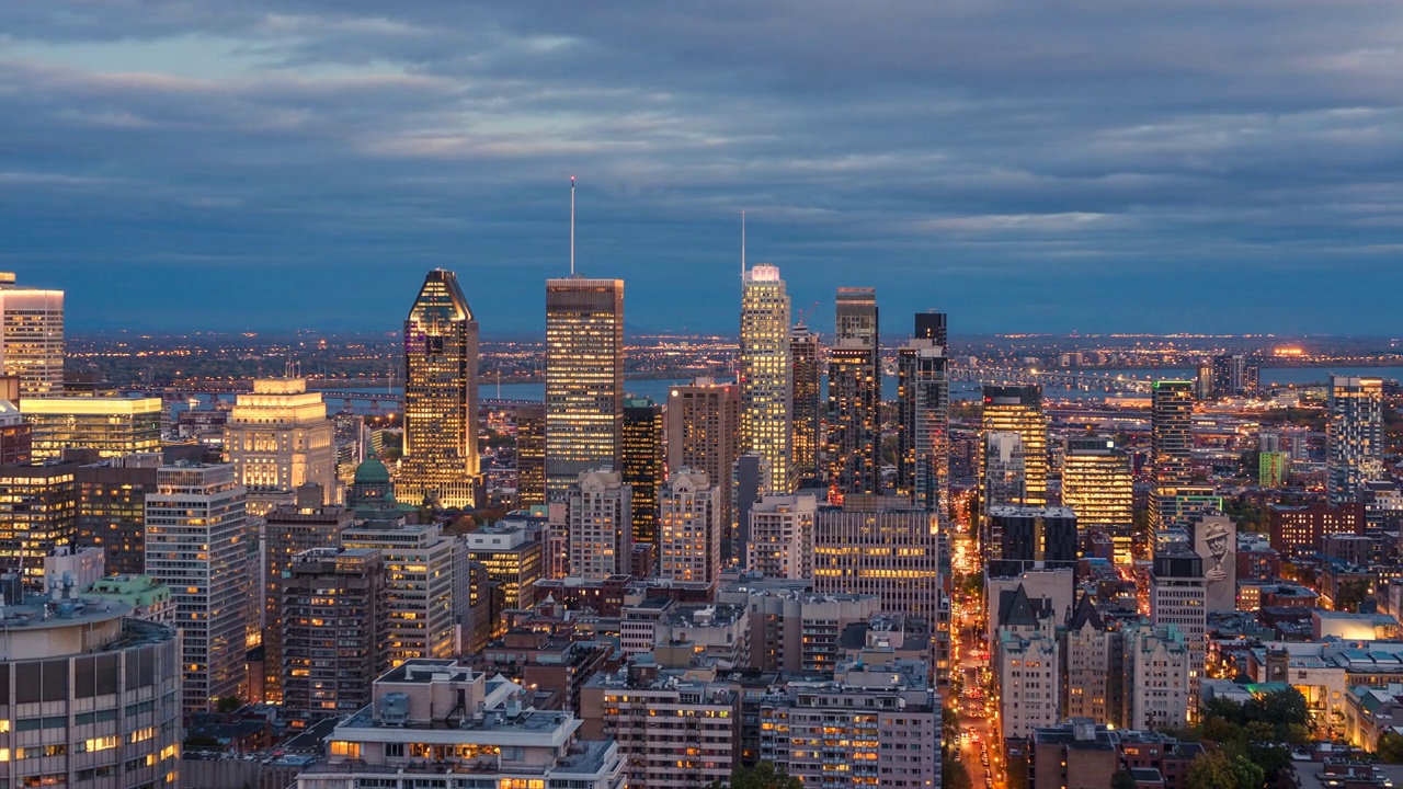 蒙特利尔，魁北克，加拿大，白天到晚上的时间推移的蒙特利尔市中心显示在秋季现代办公大楼，放大视频下载