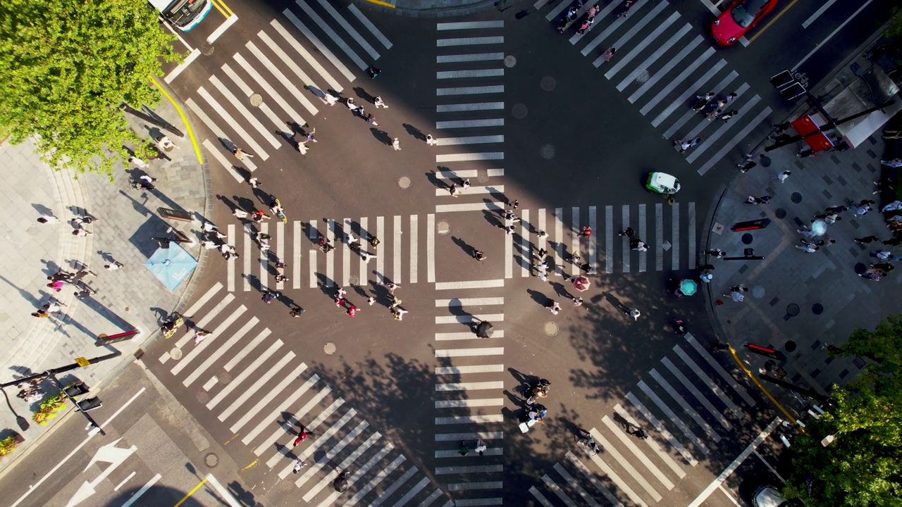 城市街道交叉口的T/L无人机视角视频素材