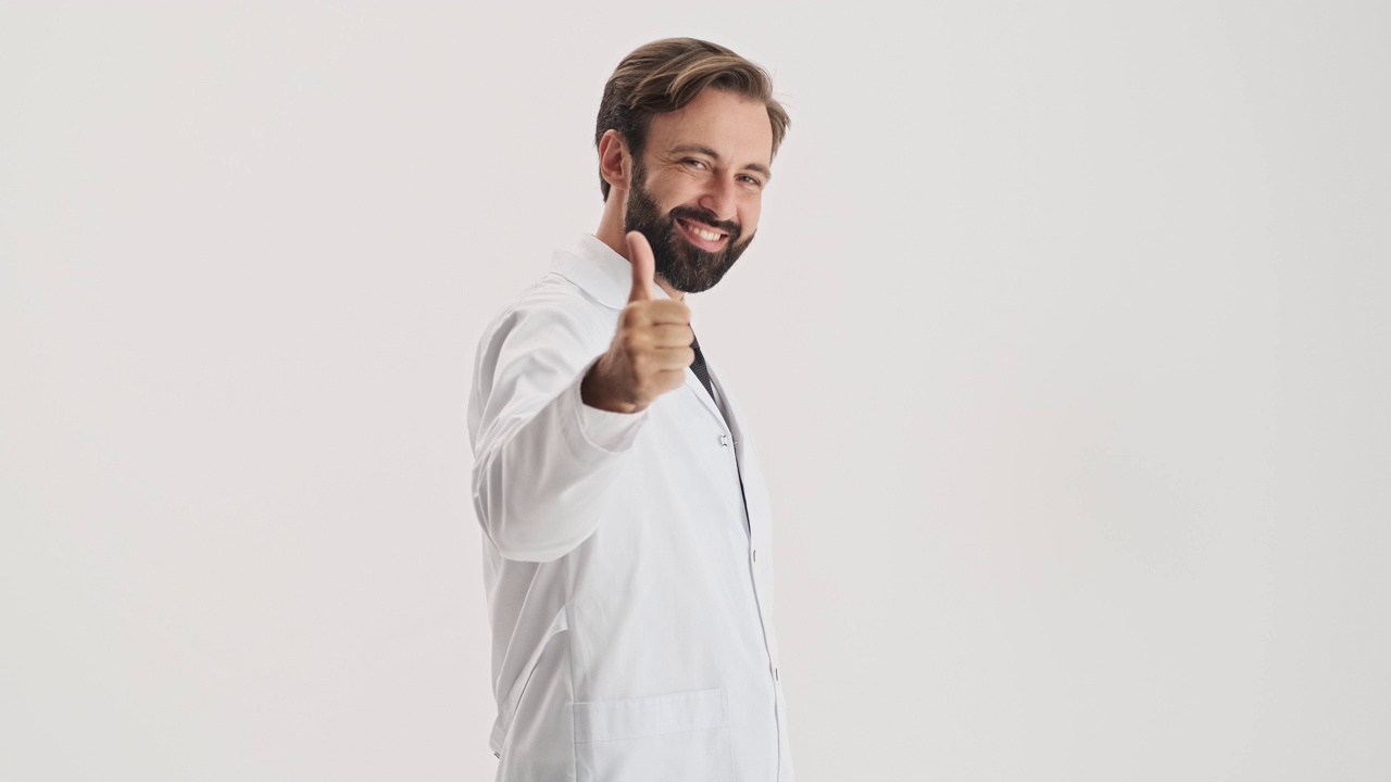 侧面的快乐的男人医生微笑和显示拇指向上的手势视频下载