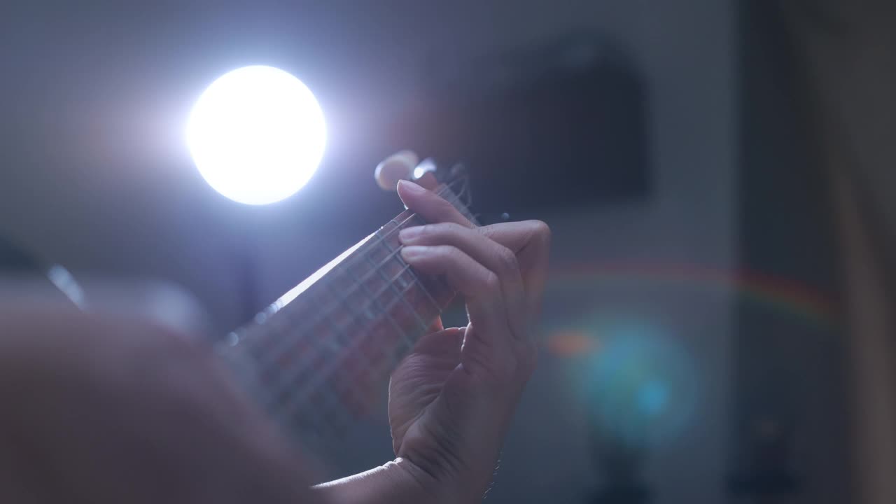音乐家弹奏原声吉他的特写镜头视频素材